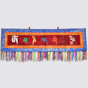 Bannière bouddhiste brocart de soie. Om mani padme. Artisanat tibétain Népal. Décoration au style et ambiance de l'Himalaya