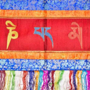 Bannière bouddhiste brocart de soie. Om mani padme. Artisanat tibétain Népal. Décoration au style et ambiance de l'Himalaya