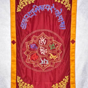 Tenture et rideau de porte tibétain, dhoka Mantra Om mani padme hum. Artisanat du Népal, de l'Himalaya. Décoration d'interieur de maison