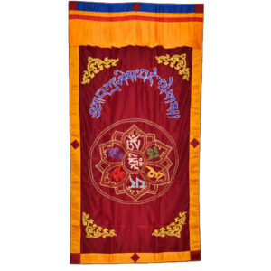 Tenture mantra et rideau de porte tibétain, dhoka Om mani padme hum. Artisanat du Népal, de l'Himalaya. Décoration d'intérieur de maison.