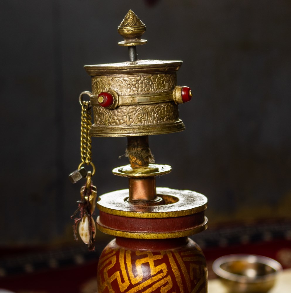 Moulin à prières bouddhiste tibétain avec mantra Om mani padme hum, rituel et cérémonie du bouddhisme. Région du Dolpo, Tibet.