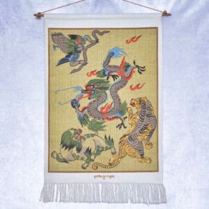 Thangka tibétain : Tigre, dragon, lion des neiges et Garuda. Thangka tibétain en toile de coton, imprimé d'une scène représentant les quatre créatures surnaturelles "Garuda, dragon, tigre et lion des neiges.