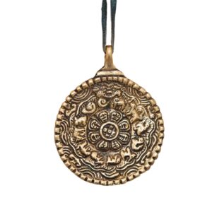 Charme, talisman amulette bouddhiste, en bronze. Calendrier astrologique tibétain et Bouddha medecine Bhaishajyaguru émanation de Shakyamuni. Tibet