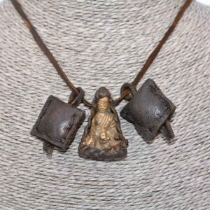 Pendentif Bouddha médecine Bhaishajyaguru émanation de Shakyamuni. Talisman de protection Bouddha de la Médecine. Bronze. Népal.