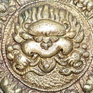 Décoration tibétaine, ambiance himalayenne d'interieur de maison. Calendrier astrologique tibétain en laiton. Chhepu et Dorje Vajra. Artisanat du Népal