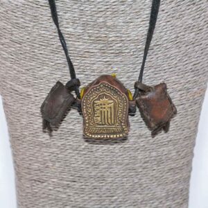 Ghau talisman amulette kalachakra. Amulette, charme, pendentif de protection. Autel de voyage bouddhiste. Reliquaire en bronze. Art et antiquité du Tibet.