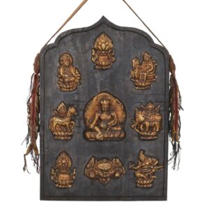 Authentique ghau tibétain chez Boutique Zen Himalayan-eshop. Cet élégant reliquaire bouddhiste ajoutera une touche d'exotisme et de spiritualité à votre décoration bouddhiste. Transformez votre intérieur en sanctuaire paisible avec cette pièce d'art sacré unique.
