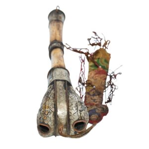 Trompette kangling chamanique en os de fémur, instrument de musique chaman du bouddhisme. Rituel et cérémonie. Culte et religion bouddhiste. Tibet central.