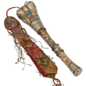 Kangling tibétain, trompette chamanique en os de fémur sculpté de Mahakala Bhairava, kangling instrument chamane de musique chaman du bouddhisme. Rituel et cérémonie. Culte et religion bouddhiste. Tibet central.