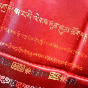 Khadag ou khata bouddhiste en brocart de soie, rituel bouddhiste. Echarpe de félicité. Artisanat tibétain du Népal