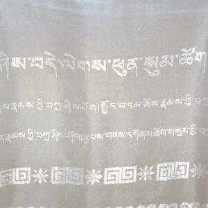 Khadag ou khata bouddhiste en brocart de soie, rituel bouddhiste. Écharpe de félicité. Artisanat tibétain du Népal