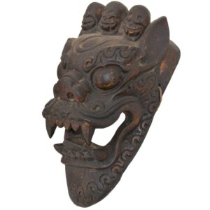 Masque polychrome dharmapala. Art premier himalayen. Rituel et cérémonie bouddhiste. Art sacré et antiquité du Népal.