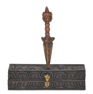 Dague rituelle phurba, phurbu, purba, kila bouddhiste. Art premier himalayen, rituels et cérémonies tantriques tibétains. Art et antiquité du Népal.