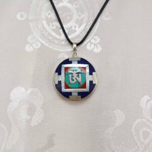 Pendentif Om tibétain Argent 925 - Lapis-Lazuli, Turquoise, Nacre et Corail Rouge - Import Népal. Boutique Zen Himalayan-eshop