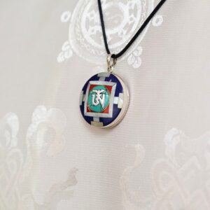 Pendentif Om tibétain Argent 925 - Lapis-Lazuli, Turquoise, Nacre et Corail Rouge - Import Népal. Boutique Zen Himalayan-eshop