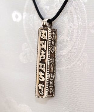 Pendentif Reliquaire Népalais, un Ghau en Argent 925 - Trésor Spirituel de l'Himalaya - Boutique Zen Himalayan-eshop
