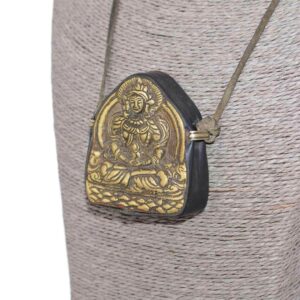 Ghau Tara Verte Reliquaire Bouddhiste en Bronze & Drapeaux de Prières. Boutique Zen Himalayan-eshop