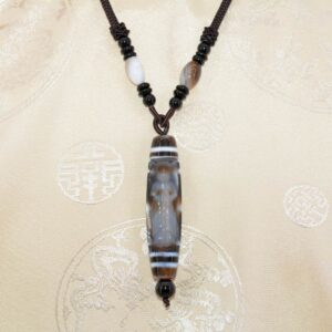 Pendentif Talisman Tibétain Dzi Kubera Sculpté de Bouddha - Artisanat Spirituel du Tibet - Boutique Zen Himalayan-eshop