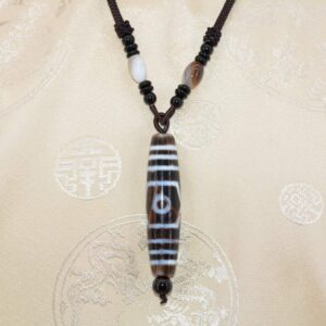 Pendentif Talisman Tibétain Dzi Kubera Sculpté de Bouddha - Artisanat Spirituel du Tibet - Boutique Zen Himalayan-eshop