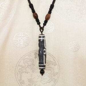 Pendentif Dzi Avalokiteshvara Talisman Sculpté du Bodhisatva de la Compassion - Bijou du Tibet - Boutique Zen Himalayan-eshop