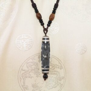 Pendentif Dzi Avalokiteshvara Talisman Sculpté du Bodhisatva de la Compassion - Bijou du Tibet - Boutique Zen Himalayan-eshop