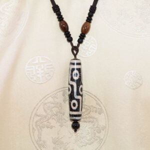 Pendentif Dzi Avalokiteshvara Talisman Sculpté du Bodhisatva de la Compassion - Bijou du Tibet - Boutique Zen Himalayan-eshop