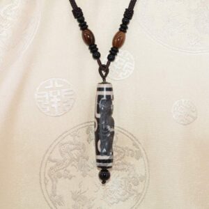 Pendentif Dzi Avalokiteshvara Talisman Sculpté du Bodhisatva de la Compassion - Bijou du Tibet - Boutique Zen Himalayan-eshop