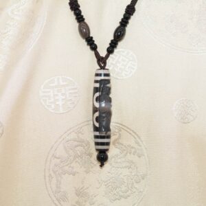 Pendentif Amulette dzi bodhisattva sculptée Avalokiteshvara - Bijou Rare Dzi 5 Yeux - Tibet - Boutique Zen Himalayan-eshop