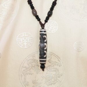 Pendentif Amulette dzi bodhisattva sculptée Avalokiteshvara - Bijou Rare Dzi 5 Yeux - Tibet - Boutique Zen Himalayan-eshop