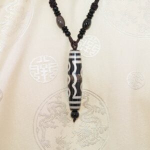 Pendentif Amulette dzi bodhisattva sculptée Avalokiteshvara - Bijou Rare Dzi 5 Yeux - Tibet - Boutique Zen Himalayan-eshop