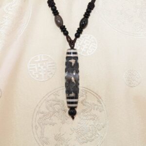 Pendentif Amulette dzi bodhisattva sculptée Avalokiteshvara - Bijou Rare Dzi 5 Yeux - Tibet - Boutique Zen Himalayan-eshop