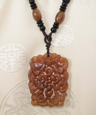 Pendentif Nœud Infini en Jade Sculpté - Symbole Bouddhiste Shrivatsa, Artisanat du Népal. Boutique Zen Himalayan-eshop