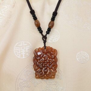 Pendentif Nœud Infini en Jade Sculpté - Symbole Bouddhiste Shrivatsa, Artisanat du Népal. Boutique Zen Himalayan-eshop