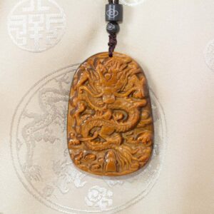 Pendentif Dragon en Œil de Tigre Sculpté - Bijou Mixte Artisanat Tibétain de Shigatsé. Boutique Zen himalayan-eshop