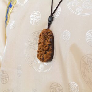 Pendentif Dragon en Œil de Tigre Sculpté - Bijou Mixte Artisanat Tibétain de Shigatsé. Boutique Zen himalayan-eshop