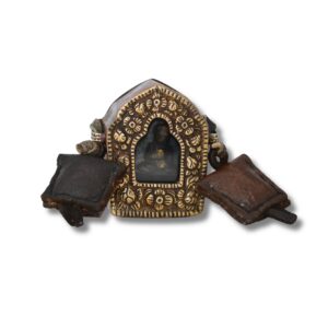 Amulette Ghau Bouddhiste Tibétaine – Reliquaire Ancien en Bronze & Cuivre | Bouddha Shakyamuni