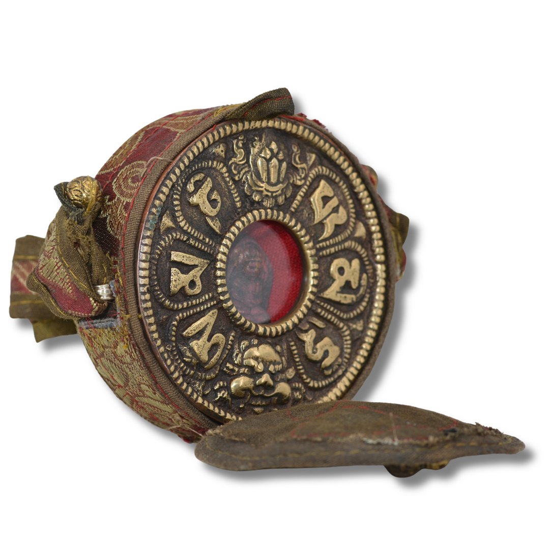 Ghau Tibétain Ancien en Cuivre & Bronze – Reliquaire Bouddhiste Vajradhara Tsa-Tsa & Mantra Om Mani Padme Hum