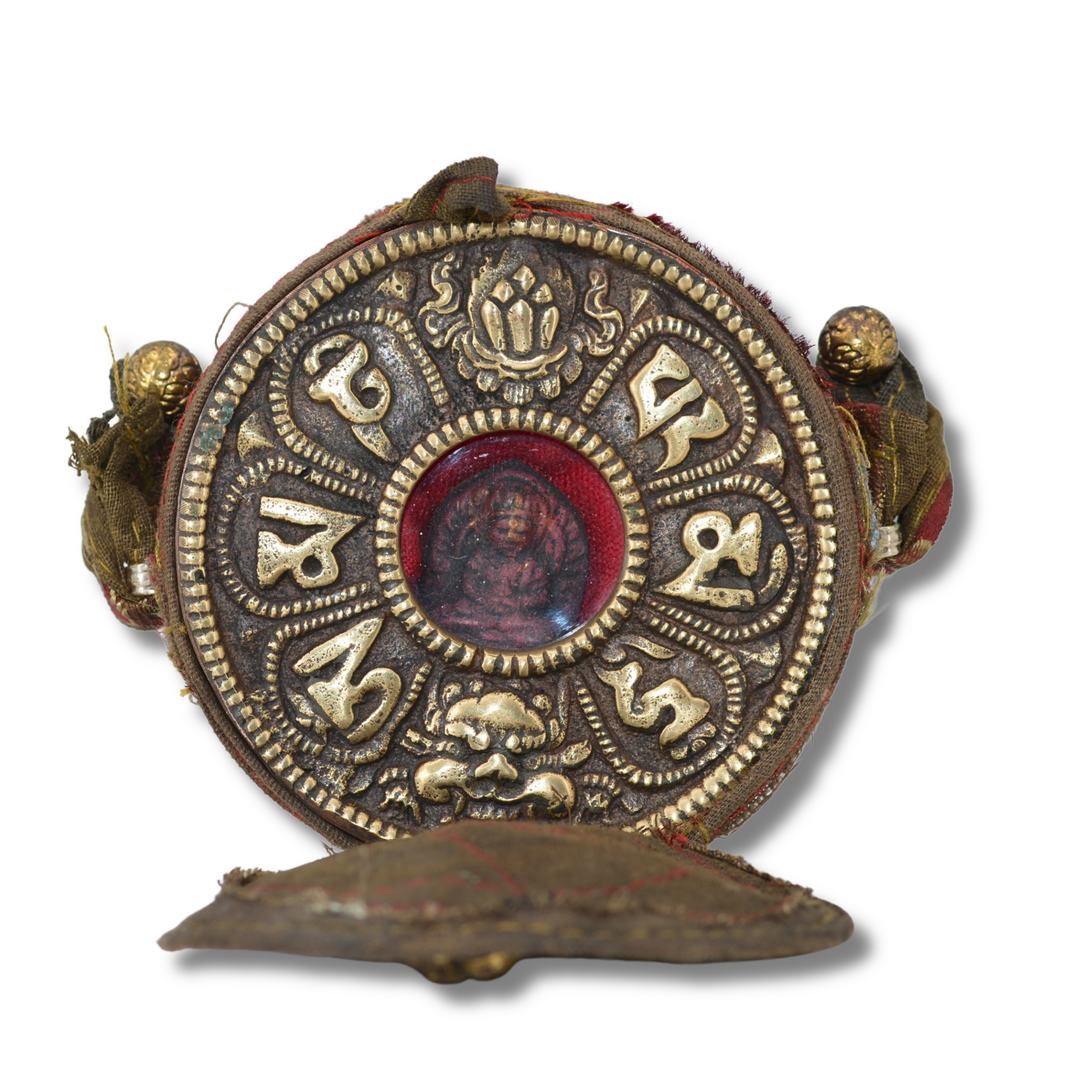 Ghau Tibétain Ancien en Cuivre & Bronze – Reliquaire Bouddhiste Vajradhara Tsa-Tsa & Mantra Om Mani Padme Hum