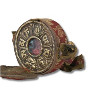 Ghau Tibétain Ancien Shakyamuni – Reliquaire Bouddhiste en Cuivre & Bronze Tsa-Tsa & Mantra Om Mani Padme Hum