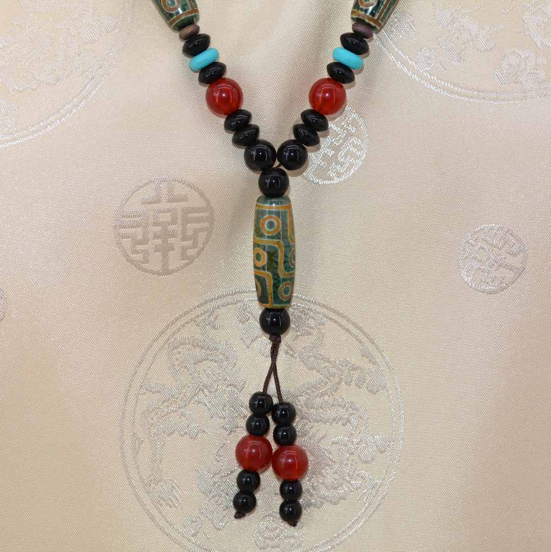 Bijou Ethnique Tibétain Dzi 9 Yeux & Dzi 3 Yeux en Agate Verte Translucide – Collier Spirituel de l’Himalaya