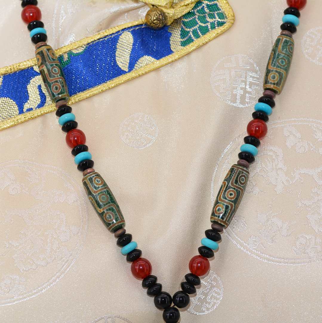 Bijou Ethnique Tibétain Dzi 9 Yeux & Dzi 3 Yeux en Agate Verte Translucide – Collier Spirituel de l’Himalaya