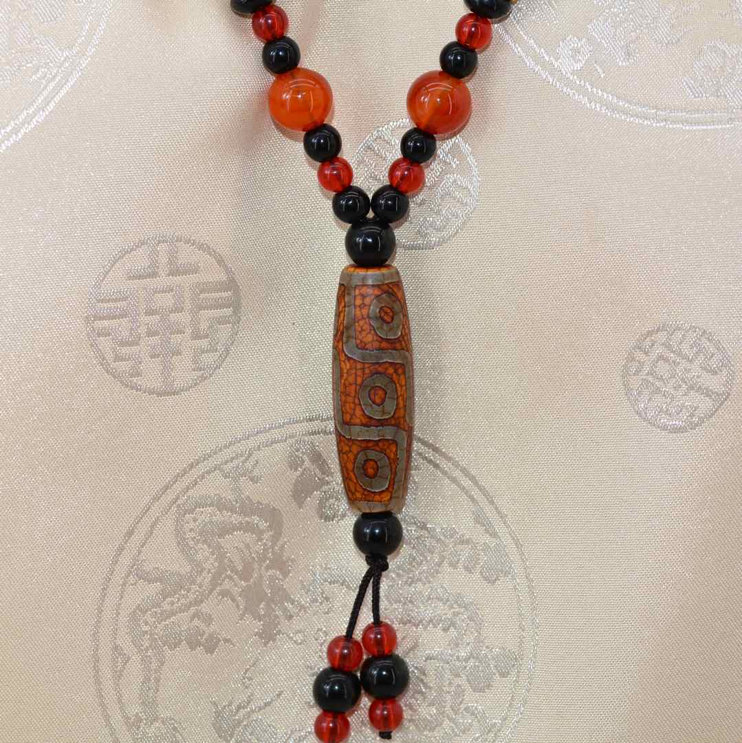 Collier Tibétain Dzi Patine Antique – Agate Blanche Translucide 9 Yeux & Dzi 3 Yeux Craquelés Bijou Spirituel Himalayen