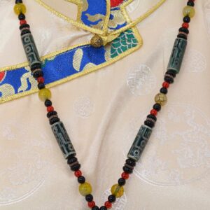 Collier Tibétain Dzi en Agate Verte Translucide – 9 Yeux & Dzi Cylindriques Bijou Spirituel de l’Himalaya