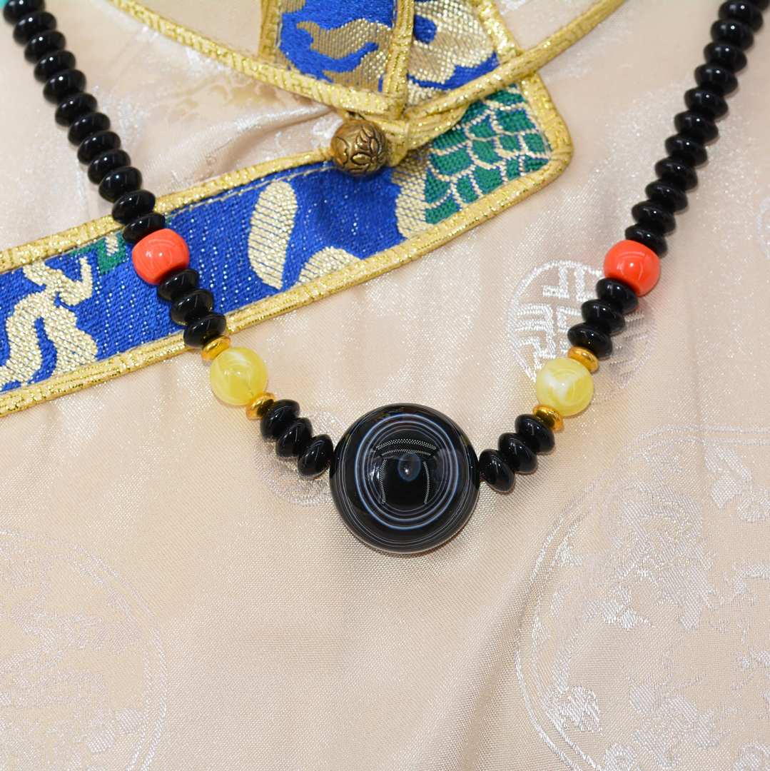 Collier Dzi Œil de Shiva – Agate Noire à Lignes Concentriques Blanches Bijou Spirituel Tibétain