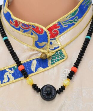 Collier Dzi Œil de Shiva – Agate Noire à Lignes Concentriques Blanches Bijou Spirituel Tibétain