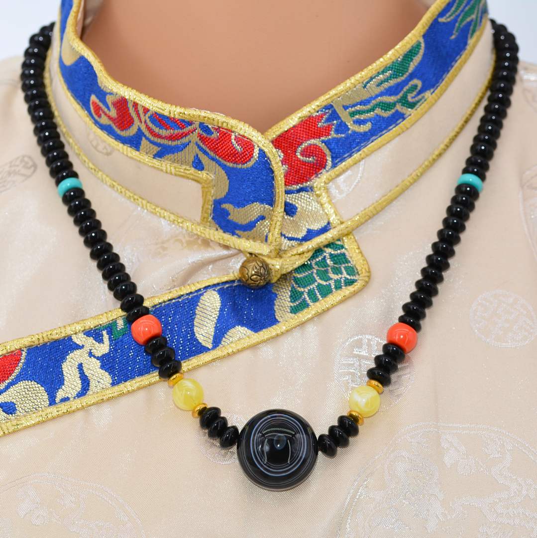 Collier Dzi Œil de Shiva – Agate Noire à Lignes Concentriques Blanches Bijou Spirituel Tibétain