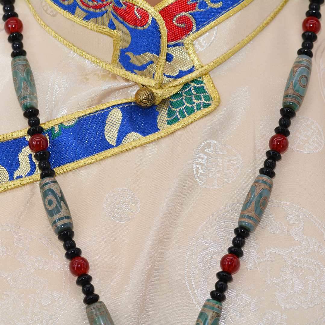Collier Tibétain Dzi 3 Yeux en Agate Vert-Bleu Translucide – Bijou Spirituel de l’Himalaya