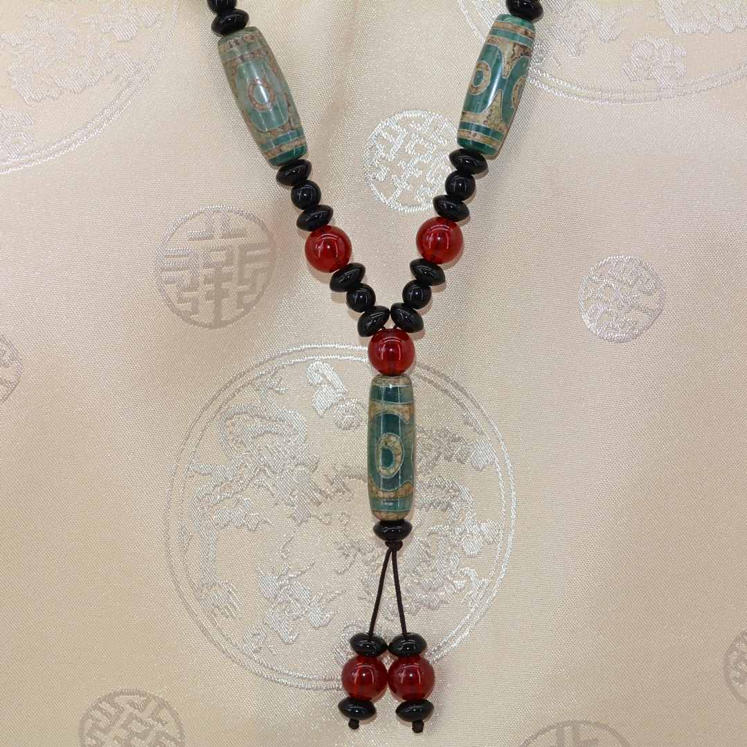 Collier Tibétain Dzi 3 Yeux en Agate Vert-Bleu Translucide – Bijou Spirituel de l’Himalaya