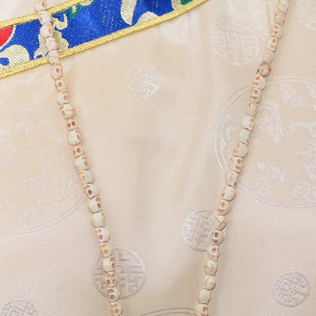 Mala Tibétain en Têtes de Mort – 108 Perles Résine Ivoire Artisanat du Népal