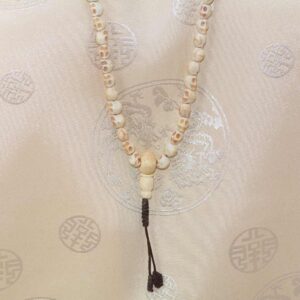 Mala Tibétain en Têtes de Mort – 108 Perles Résine Ivoire Artisanat du Népal